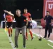 Cristian Nasuti dirige en la zona técnica de Emelec ante Guayaquil City.