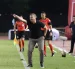 Cristian Nasuti dirige en la zona técnica de Emelec ante Guayaquil City.