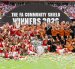 Piero Hincapié (i) junto al resto de jugadores del Arsenal levantando el trofeo de campeón.