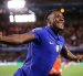 Danny Welbeck marcó en la victoria de Chelsea.