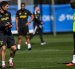Moisés Caicedo (i) en la práctica de Chelsea ante Xabi Alonso.