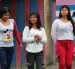 Convivencia. Jóvenes Chachis caminan por su comunidad, frente al desafío de mantener viva su lengua.