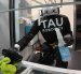 Fotografía tomada de la página oficial de Tau Robotics que muestra un robot de limpieza de una empresa.