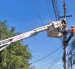 Personal de la EEQ realiza trabajos correctivos para restablecer el servicio eléctrico en el norte de la ciudad.