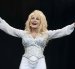GLASTONBURY (United Kingdom), 25/08/2026.- (FILE) - US singer Dolly Parton performs at the Pyramid Stage of the Glastonbury Festival of Contemporary Performing Arts 2014 at Worthy Farm, near Pilton, Somerset, Britain, 29 June 2014 (reissued 25 August 2026). US country music legend Dolly Parton died at the age of 80, her family announced on social media on 25 August 2026. (Reino Unido) EFE/EPA/WILL OLIVER