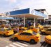 Un grupo de taxis hacen fila para poner combustible en una gasolinera en Guayaquil.