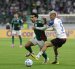 Lucas Evangelista (i) de Palmeiras disputa el balón con Sebastián González de Liga de Quito, en el duelo de Copa Libertadores.