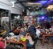 Personas comiendo y escuchando música en vivo en El Cangrejón D’Xavier, en Guayaquil.
