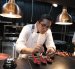 Juan Sebastián Gallardo prepara uno de los bocados del Kitchen Theater, el espacio donde los procesos de experimentación de Zero Lab ocurren frente a los comensales.