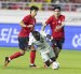 John Yeboah de Ecuador (C) cae ante la marca de Kim Bong-soo (d) y Kim Tae-hyeon de Corea del Sur el jueves pasado.