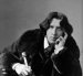 Oscar Wilde nació en 1854 y falleció en 1900. Fue periodista, escritor y poeta, y es considerado uno de los dramaturgos más destacados del Londres victoriano tardío.