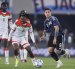 Enzo Fernández (d) de Argentina disputa el balón con Alain Kanté de Burkina Faso.