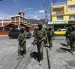 Militares de la Brigada Galápagos recorren el centro de la Comuna de Lumbisí.