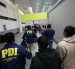 AME4895. SANTIAGO (CHILE), 10/10/2026.- Fotografía cedida por la Policía de Investigaciones de Chile (PDI), que muestra la expulsión de personas extranjeras este sábado, en el aeropuerto internacional Arturo Merino Benítez en Santiago (Chile). El Gobierno del presidente chileno, José Antonio Kast, informó que 1.874 extranjeros han sido expulsados del país este año, tras la salida este sábado de un vuelo con 56 deportados hacia Bolivia, Ecuador y Colombia, el décimo desde el inicio de la Administración en marzo pasado. EFE/ Policía de Investigaciones de Chile (PDI) /SOLO USO EDITORIAL/ NO VENTAS/ SOLO DISPONIBLE PARA ILUSTRAR LA NOTICIA QUE ACOMPAÑA (CRÉDITO OBLIGATORIO)