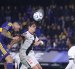 Lautaro Di Lollo (i) de Boca Juniors disputa el balón con Santiago Sosa (c) de Vasco da Gama.