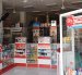 La falta de energía dejó a oscuras una farmacia del centro de Esmeraldas, donde la ausencia de clientes reflejaba las dificultades para atender durante el apagón.