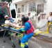 Un adulto mayor quedó atrapado sobre una reja metálica después de perder el equilibrio mientras podaba árboles en el cerro del Carmen, en Guayaquil.