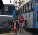 En la calle Rumichaca se observa que los conductores de buses dejan en media calle a los pasajeros donde pueden ocasionar accidentes