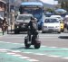 Sin protección. En el norte de la capital se observa que hay usuarios que no portan seguridades para desplazarse a bordo de las motocicletas eléctricas.