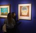 Exhibición. Dos personas recorren la muestra en el MuNa de Quito, que ha sido preparada con obras de la artista plástica Judith Gutiérrez.
