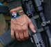 La mano de un guerrillero de la disidencia de las FARC sosteniendo un fusil en Casa Roja (Colombia).