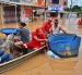 Personas se transportan en lanchas después de que el río Acre aumentara su caudal, en Cobija en el departamento de Pando (Bolivia).