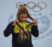Angie Palacios Dajomes, medalla de oro, posa en el podio de levantamiento de pesas 76kg femenina en los Juegos Suramericanos 2022 que se realizan en Asunción (Paraguay).