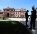 Buenos Aires. Policías custodian frente a la Casa Rosada este lunes. El Gobierno de Javier Milei se encuentra en medio de una polémica.