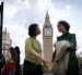 Gente visita la Plaza del Parlamento con la Torre Isabel, comúnmente conocida como el Big Ben, al fondo, en Londres, Gran Bretaña, 12 de mayo de 2025.