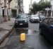 En varias zonas del centro de Guayaquil, los ‘cuidadores’ de carros utilizan envases plásticos para separar los espacios en la vía pública. La actividad sigue sin control.