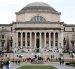 Se ven estudiantes en el campus de la Universidad de Columbia el 14 de abril de 2025, en la ciudad de Nueva York.