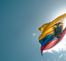 La bandera tricolor de Ecuador representa la riqueza natural, el cielo y la sangre de los héroes que lucharon por la independencia.