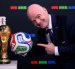 El Presidente de la FIFA, Gianni Infantino, posa junto al trofeo y la nueva pelota de la Copa del Mundo 2026.