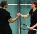 El italiano Jannik Sinner (d) aplastó al alemán Alexander Zverev (i) para avanzar a la final del Masters 1.000 de París
