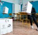 Una persona vota para el referéndum este domingo, en Quito (Ecuador).