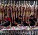 Los trabajadores cortan carne en el frigorífico H&H de Buenos Aires el 5 de diciembre de 2025.