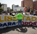 Un funcionario de la Policía Nacional Bolivariana bloquea el paso a familiares de presos políticos durante una protesta alrededor de El Helicoide este sábado 7 de febrero, en Caracas (Venezuela).