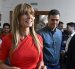 El primer ministro español Pedro Sánchez, mira a su esposa Begoña Gómez mientras emiten sus votos durante las elecciones generales de España, el 23 de julio de 2023.