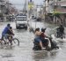 La movilidad en Milagro se volvió más complicada aún con las calles inundadas.