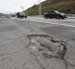 Baches y grietas hay en toda la extensión de la Ruta Viva.