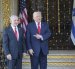 El primer ministro israelí, Benjamín Netanyahu (i), a su llegada este lunes para una reunión con el presidente de EE.UU.