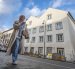 Una mujer camina junto a la casa natal del ex dictador alemán Adolf Hitler, convertida en estación de policía, en Braunau am Inn, Austria, el 17 de febrero de 2026.
