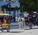 Turismo. Carruajes turísticos vacíos en las calles de La Habana, una muestra de la ausencia de turistas en la isla.