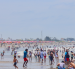 Turistas disfrutan de las playas ecuatorianas durante el feriado de Semana Santa, cuando el IVA se reducirá al 8 %.