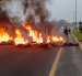 Los moradores colocaron llantas y palos en la vía Quito-Papallacta.