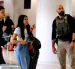 Un integrante del Servicio de Inmigración y Control de Aduanas (ICE) custodia el Aeropuerto Intercontinental George Bush en Houston (EE.UU).