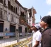 Trabajadores del sector de la Casa Tola observan el riesgo de colapso de la vivienda hacia los negocios aledaños.