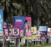 Fotografía que muestra carteles de candidatos electorales, en Lima (Perú).