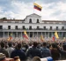 Escena simbólica de presión ciudadana y crisis institucional en Ecuador frente al Palacio de Carondelet.