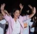 La candidata a la Presidencia de Perú por el partido Fuerza Popular, Keiko Fujimori (c), reacciona durante el cierre de su campaña, en Lima (Perú).
